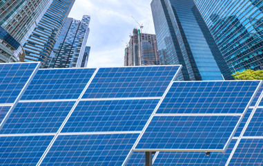 Obraz premium Power plant using renewable solar energy with city building background