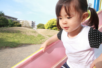 滑り台で遊ぶ幼児(2歳児)