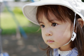 ブランコで遊ぶ幼児(2歳児)