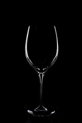 Weinglas vor schwarzem Hintergrund