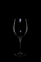 Weinglas vor schwarzem Hintergrund