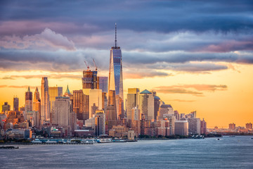 New York City Dawn on the Hudson River. - obrazy, fototapety, plakaty