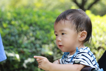 公園で指を指す赤ちゃん