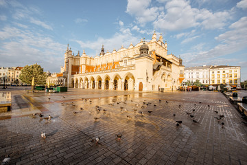 Obraz premium Cityscape view on the Market square with Cloth Hall building during the morning light in Krakow, Poland