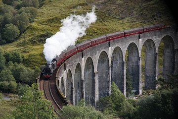 Glenfinnan Viaduct ist ein Eisenbahnviadukt in Schottland