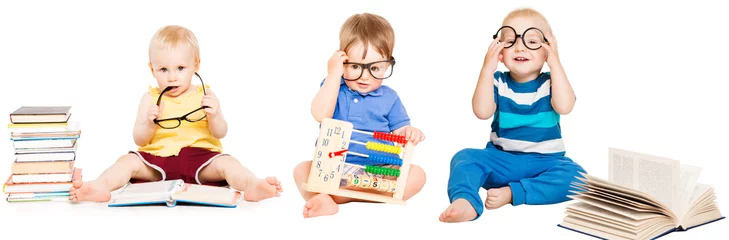 Abwaschbare Fototapete Tagesbetreuung Baby-Lesebuch, Kinder-Früherziehung, intelligente Kindergruppe in Brille, weiß isoliert