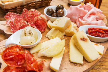 Antipasto Misto mit Scamorza, Pecorino, Parmesan, getrockneten Tomaten, eingelegten Zwiebeln, Oliven, Salami und Mortadella