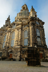 Fototapeta na wymiar Frauenkirche Dresden am Neumarkt im Hochformat
