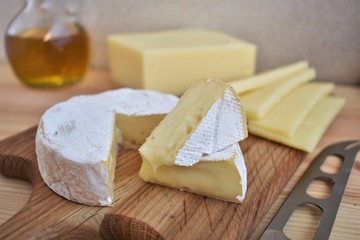 Camembert cheese, Edam cheese and olive oil as healthy fats. 