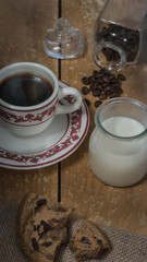 Taza de café caliente sobre mesa de madera.