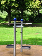 Outdoor-Beintrainer in einer Parkanlage