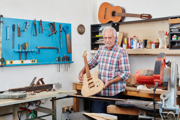 Gitarrenbauer zeigt eine neue E-Gitarre