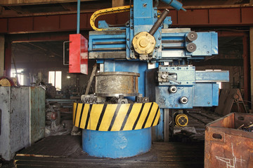 Obraz na płótnie Canvas Lathe machine cutting iron in workshop.