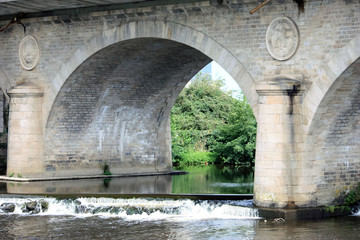 Fototapeta na wymiar Visite sous un pont en arc
