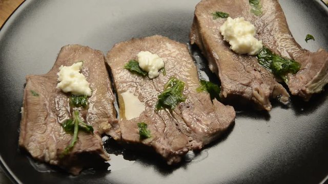 Zunge Lebensmittel Lingua di manzo Křen selsk&yacute; alimento Beef 辣根 tongue Armoracia rusticana video food Cren Rinderzunge Rafano Horseradish Barbaforte Meerrettich R&aacute;bano Mierik Chrzan pospolity 