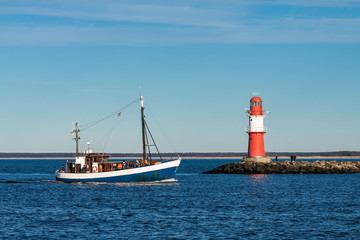 Ein Fischerboot an der Mole von Warnemünde