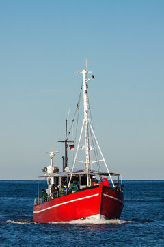 Ein Fischerboot auf der Ostsee vor Warnemünde