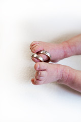 Babyfüße mit Hochzeitsringen