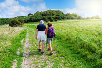 couple de séniors en randonnée