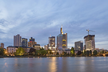 Fototapeta na wymiar skyline of Frankfurt by night
