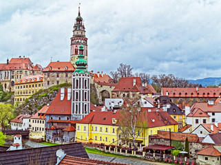 Obraz premium CZECH KRUMLOV, CZECH REPUBLIC - APRIL 17, 2017: Krumlov Castle under the spring rain