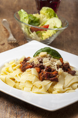 Portion Tagliatelli mit Sauce bolognese