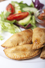 hausgemachte Empanadas mit Salsa