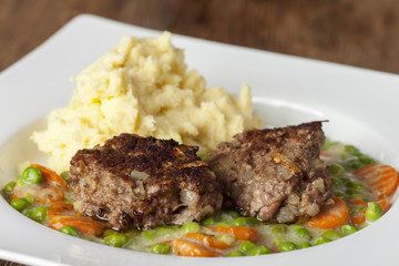 Bayerische hausgemachte Frikadellen mit Kartoffelpüree