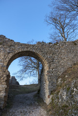 Fototapeta na wymiar Montée vers le Château de Ferrette, patrimoine et ruines d'Alsace