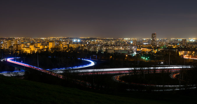 Paysage de nuit et tra&icirc;n&eacute;es lumineuses avec vue sur le val D'oise vu de la butte d'Orgemont &agrave; Argenteuil