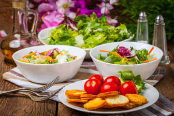Mixed salad with croutons.
