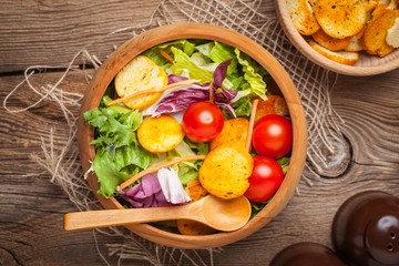Mixed salad with croutons.