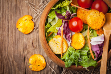 Mixed salad with croutons.
