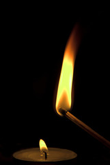 Streichholz und Kerze bei Nacht