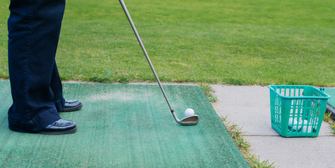 Golfspielerin beim Abschlag auf einem Golfplatz