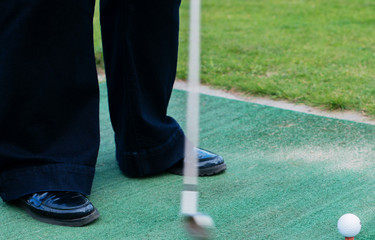 Golfspielerin beim Abschlag auf einem Golfplatz