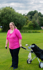 Golfspielerin auf einem Golfplatz