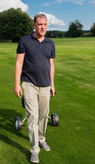 Golfspieler beim Abschlag auf einem Golfplatz