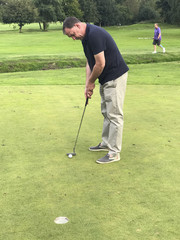 Golfspieler beim Putten auf einem Golfplatz