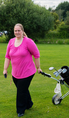 Golfspielerin auf einem Golfplatz