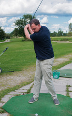 Golfspieler beim Abschlag auf einem Golfplatz