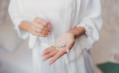красивое крашение из бриллиантов в руке у девушки