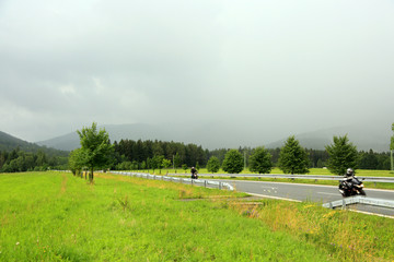 Motocykliści na drodze w górach. © Stanisław Błachowicz