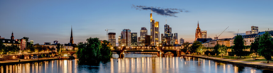 Naklejka premium Panoramiczny panoramę Frankfurtu nad Menem w nocy. Centrum finansowe Niemiec.