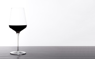 Rotweinglas mit Rotwein gefüllt