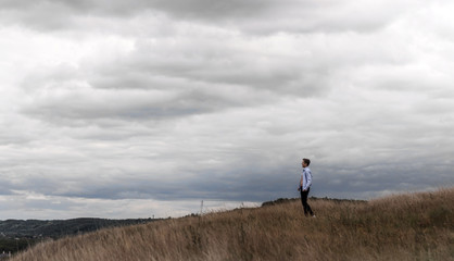 Obraz premium man who feels free in a field on a hill