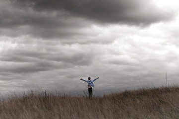 Obraz premium Man who feels free, looking at the horizon