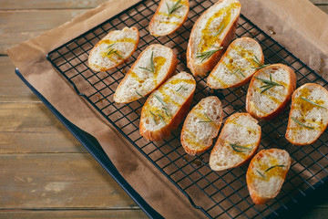Bruschetta vorbereitung mit Rosmarin 