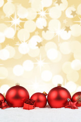 Weihnachten rot Weihnachtskugeln Gold Hintergrund Dekoration hochkant Winter Schnee Textfreiraum