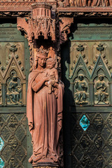 Obraz premium Strasbourg Cathedral (Cathedral of Our Lady of Strasbourg or Cathedrale Notre-Dame de Strasbourg, 1015 - 1439) - Roman Catholic cathedral in Strasbourg, Alsace, France. Figures from the Main Portal.